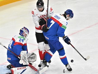 Mário Grman (Slovensko), Ryan O'Reilly (Kanada) a brankár Patrik Rybár (Slovensko) počas zápasu A-skupiny Kanada - Slovensko na MS v hokeji 2025. 