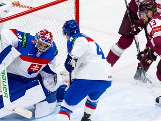 V bráne Samuel Hlavaj počas zápasu Slovensko - Lotyšsko na MS v hokeji 2025. 