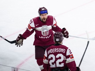 Lotyšskí hokejisti oslavujú gól, zľava Haralds Egle a Toms Andersons (Slovensko) počas zápasu A-skupiny Lotyšsko - Slovensko na MS v hokeji 2025. 