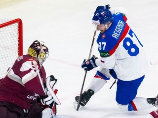 Pavol Regenda strieľa na bránku Lotyšska v zápase skupiny A na MS v hokeji 2025.