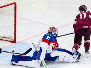 Dans Ločmelis strieľa gól brankárovi Samuelovi Hlavajovi v zápase Slovensko - Lotyšsko v skupine A na MS v hokeji 2025.