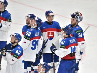 Slovenskí hokejisti reagujú fanúšikom po prehre po zápase A-skupiny Fínsko - Slovensko na MS v hokeji 2025. 