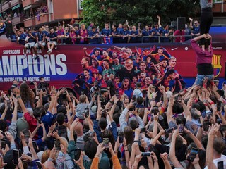 Autobus s futbalistami FC Barcelona počas osláv titulu.