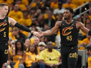 Basketbalisti Clevelandu Sam Merrill (5) a Donovan Mitchell v zápase proti Indiane.