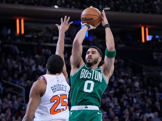Jayson Tatum strieľa na kôš v zápase New York Knicks - Boston Celtics.