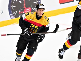 Dominik Kahun oslavuje gól na MS v hokeji 2025.