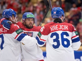 Radosť hráčov Česka po góle na MS v hokeji 2025. 