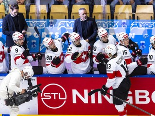 Nico Hischier sa teší po strelenom góle v zápase Švajčiarsko - Dánsko v skupine B na MS v hokeji 2025.