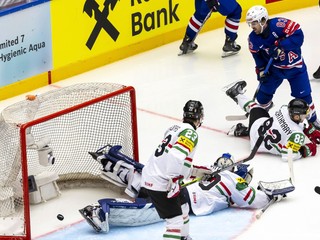 Conor Garland strieľa gól Maďarsku na MS v hokeji 2025.