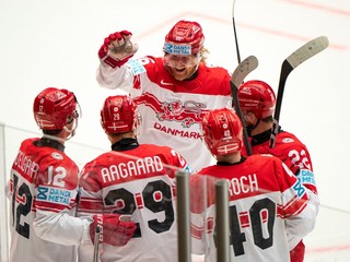 Hokejisti Dánska oslavujú gól proti Kazachstanu.