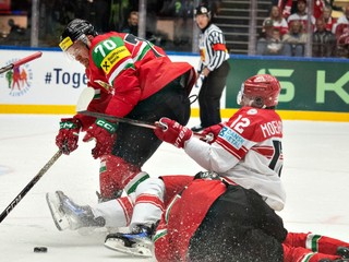 Oscar Fisker Mølgaard (vpravo) a Zsombor Garat v zápase Maďarsko - Dánsko v skupine B na MS v hokeji 2025.