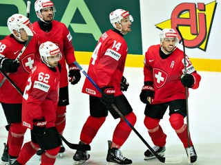 Sven Andrighetto (vpravo) sa so spoluhráčmi teší po strelenom góle v zápase Švajčiarsko - Nórsko v skupine B na MS v hokeji 2025.