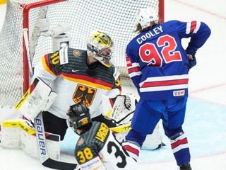 Brankár Nemecka Philipp Grubauer v zápase proti USA na MS v hokeji 2025.