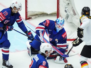 Brankár USA Joey Daccord v zápase s Nemeckom na MS v hokeji 2025.