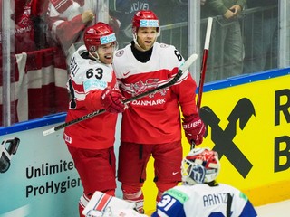 Dán Patrick Russell oslavuje gól do siete Nórska na MS v hokeji 2025.