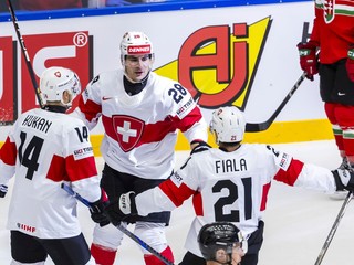 Hokejisti Švajčiarska oslavujú gól do siete Maďarska na MS v hokeji 2025.