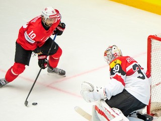 Andres Ambühl a brankár David Kickert v zápase Švajčiarsko - Rakúsko vo štvrťfinále MS v hokeji 2025.