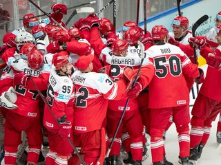 Dánski hokejisti sa tešia po víťazstve v zápase Kanada - Dánsko vo štvrťfinále MS v hokeji 2025.