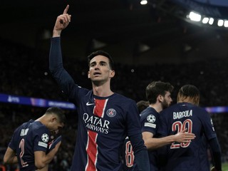 Futbalisti PSG oslavujú gól.