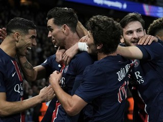 Fabián Ruiz sa so spoluhráčmi teší po strelenom góle v zápase Paríž St. Germain - Arsenal FC v odvete semifinále Ligy majstrov.