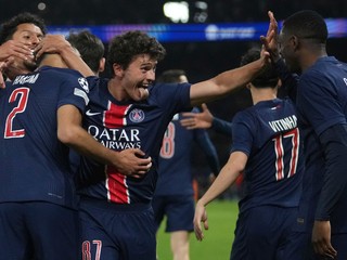Futbalisti PSG oslavujú gól.