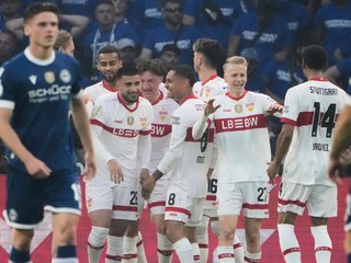 Futbalisti Stuttgartu oslavujú gól proti Bielefeldu vo finále Nemeckého pohára.