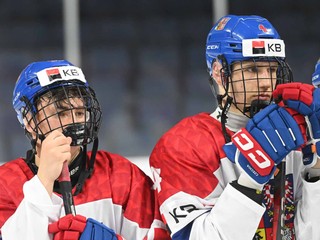 Smutní hokejisti Česka po prehre s Kanadou vo štvrťfinále MS hráčov do 18 rokov 2025.