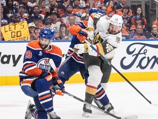 Tomáš Hertl v drese Vegas Golden Knights (v strede).