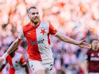 Útočník Slavie Tomáš Chorý oslavuje gól do siete Sparty Praha.