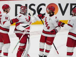 Hokejisti Caroliny Hurricanes oslavujú gól proti Floride.