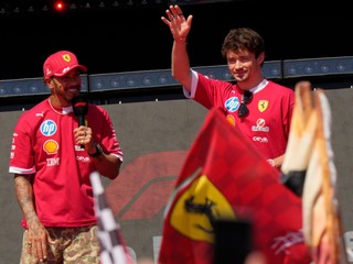 Lewis Hamilton (vľavo) a Charles Leclerc.