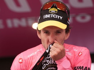Britský cyklista Simon Yates je víťazom pretekov Giro d'Italia 2025.