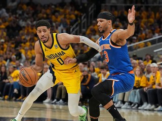 Tyrese Haliburton (vľavo) v zápase proti New Yorku Knicks.