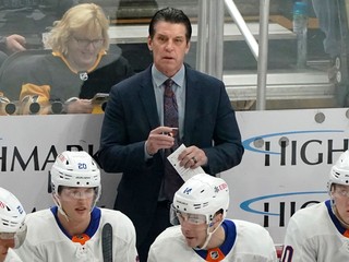 Tréner Lane Lambert na lavičke New Yorku Islanders.