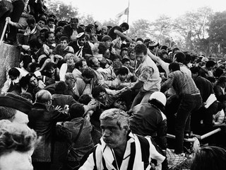 Fanúšikovia v tlačenici na štadióne Heysel v Bruseli v roku 1985.