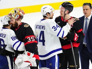 Hokejisti Ottawy a Toronto si podávajú ruky po skončení série 1. kola play-off NHL. 