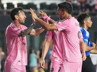Lionel Messi a Luis Suarez oslavujú gól.
