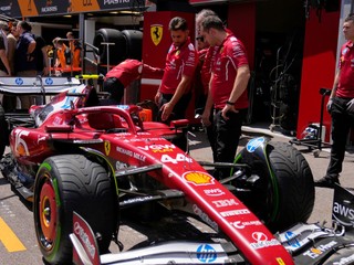 Lewis Hamilton s mechanikmi počas Veľkej ceny Monaka. 