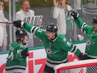 Mikael Granlund, Jason Robertson a Jason Marchment oslavujú gól