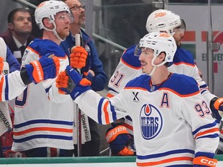 Ryan Nugent-Hopkins oslavuje gól proti Dallasu.