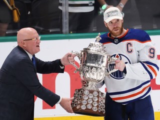 Kapitán Edmontonu Connor McDavid (97) pózuje s pohárom Clarence S. Campbell Bowl, ktorý sa udeľuje víťazovi Západnej konferencie NHL.