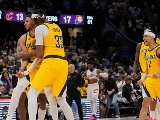 Basketbalisti Indiany Pacers zľava Tyrese Haliburton, Myles Turner, Andrew Nembhard a Obi Toppin sa tešia z výhry.