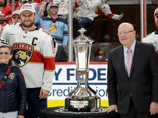 Kapitán Floridy Panthers Aleksander Barkov (16) a zástupca komisára NHL Bill Daly pózujú s trofejou pre víťazov Východnej konferencie NHL.
