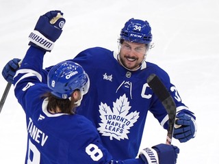 Hokejisti Toronta oslavujú gól proti Floride.