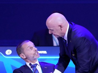 Prezident FIFA Gianni Infantino (napravo) v rozhovore s prezidentom UEFA Aleksandrom Čeferinom.