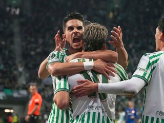 Johnny Cardoso (vpravo) oslavuje gól so spoluhráčmi ešte v drese Realu Betis.