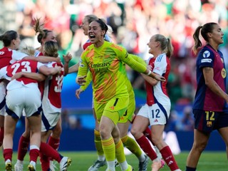 Futbalistky Arsenalu oslavujú triumf v Lige majstrov.