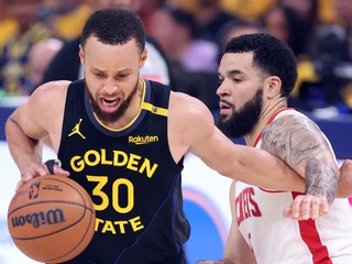 Stephen Curry (vľavo) a Fred VanVleet v zápase 1. kola play-off NBA Golden State Warriors - Houston Rocket.