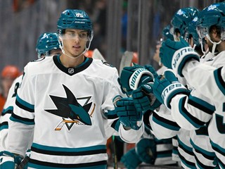 Šakir Muchamadullin (85) v drese San Jose Sharks.
