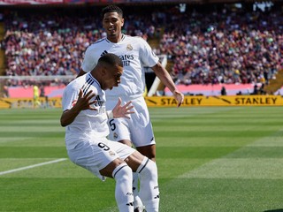 Kylian Mbappé a Jude Bellingham oslavujú gól.